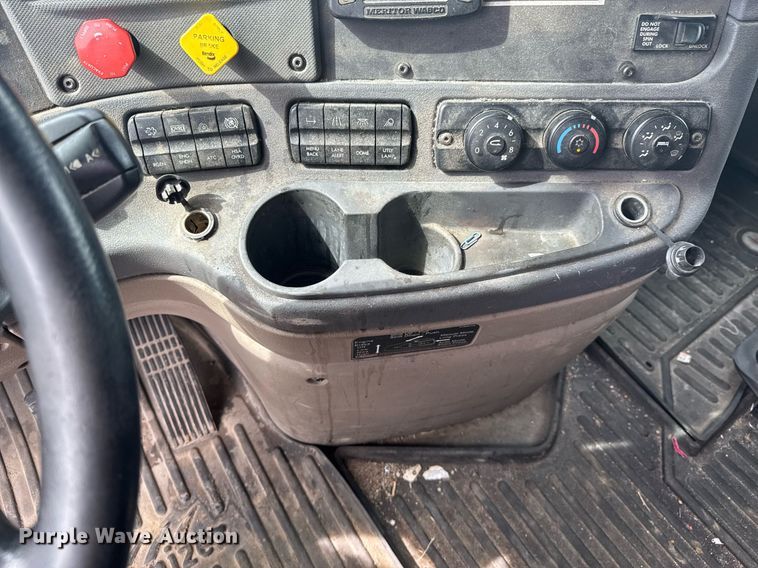 image for item DO0960 2019 Freightliner Cascadia 125 semi truck