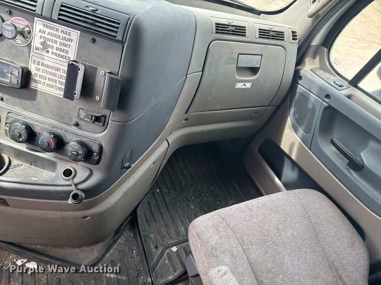 image for item DO0960 2019 Freightliner Cascadia 125 semi truck