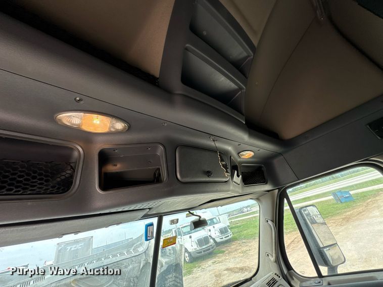 image for item DO0960 2019 Freightliner Cascadia 125 semi truck