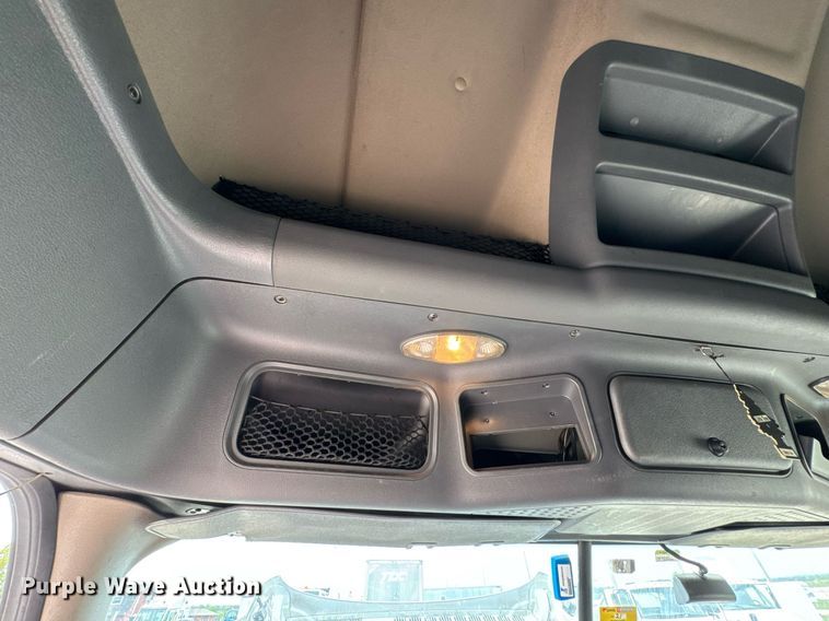 image for item DO0960 2019 Freightliner Cascadia 125 semi truck