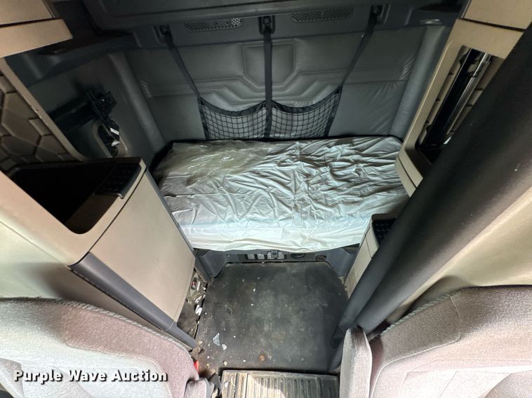 image for item DO0960 2019 Freightliner Cascadia 125 semi truck