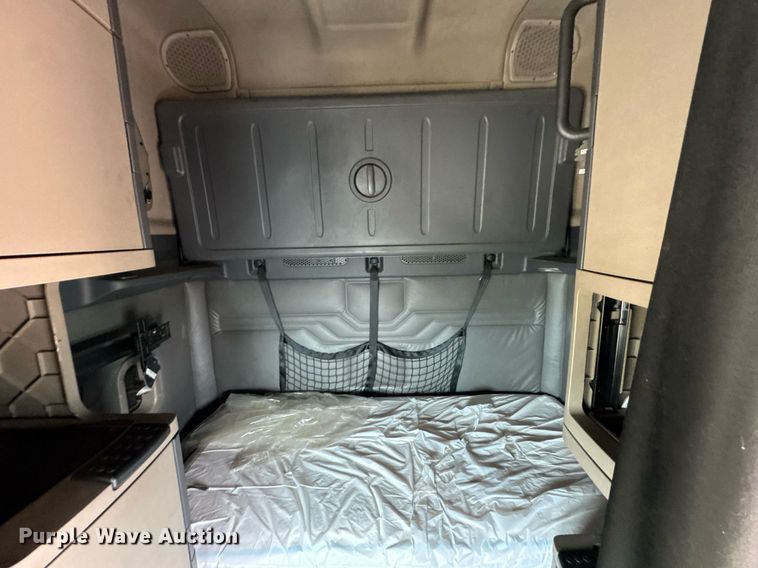 image for item DO0960 2019 Freightliner Cascadia 125 semi truck