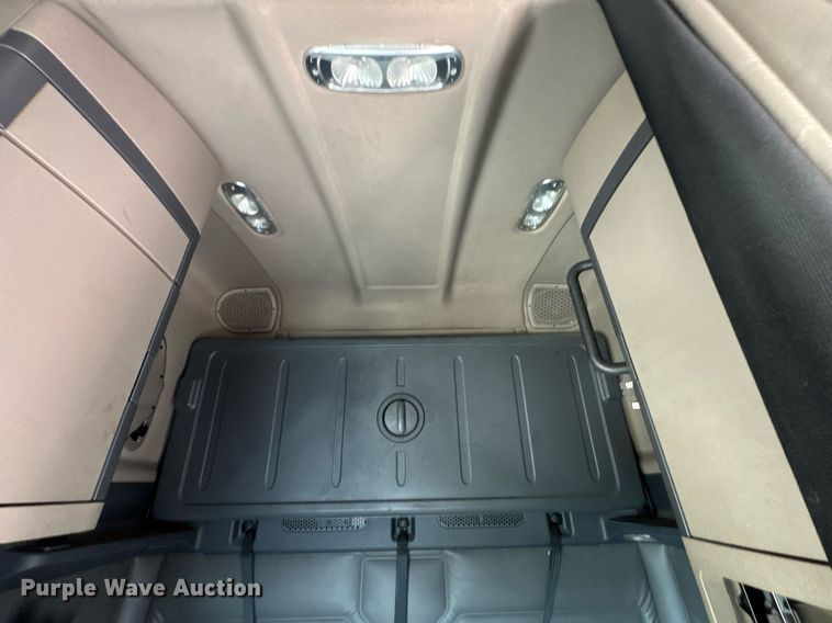 image for item DO0960 2019 Freightliner Cascadia 125 semi truck