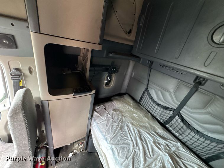 image for item DO0960 2019 Freightliner Cascadia 125 semi truck