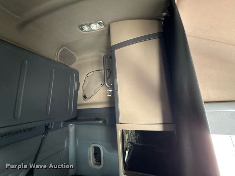 image for item DO0960 2019 Freightliner Cascadia 125 semi truck