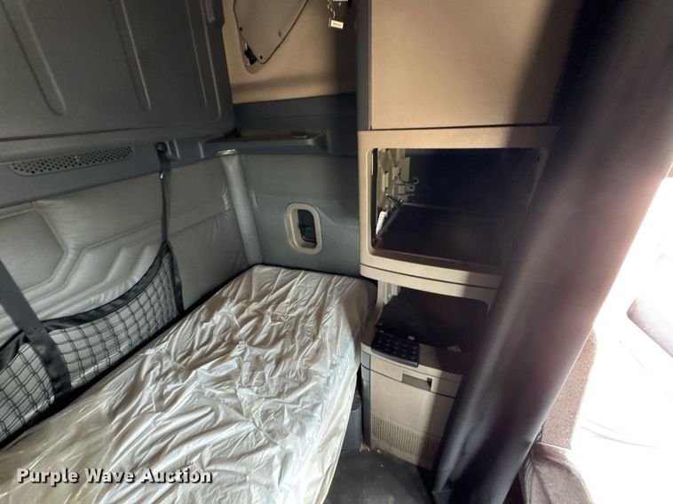 image for item DO0960 2019 Freightliner Cascadia 125 semi truck