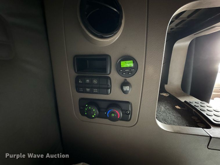 image for item DO0960 2019 Freightliner Cascadia 125 semi truck