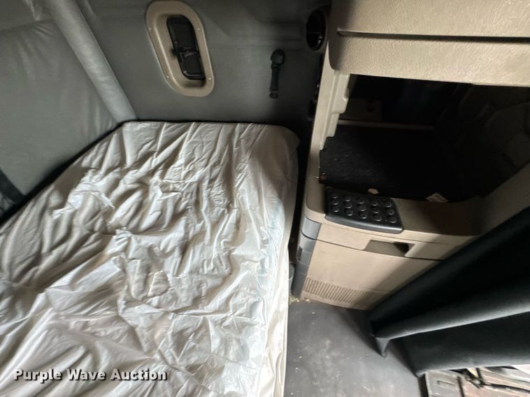 image for item DO0960 2019 Freightliner Cascadia 125 semi truck