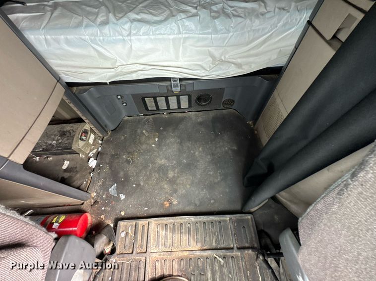 image for item DO0960 2019 Freightliner Cascadia 125 semi truck