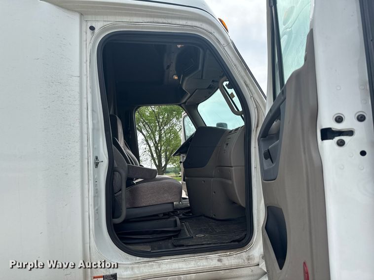 image for item DO0960 2019 Freightliner Cascadia 125 semi truck