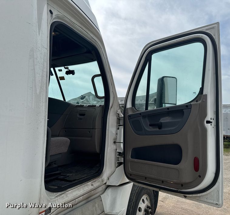 image for item DO0960 2019 Freightliner Cascadia 125 semi truck