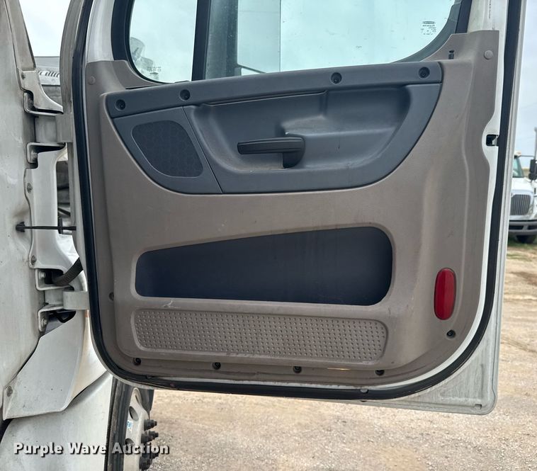 image for item DO0960 2019 Freightliner Cascadia 125 semi truck