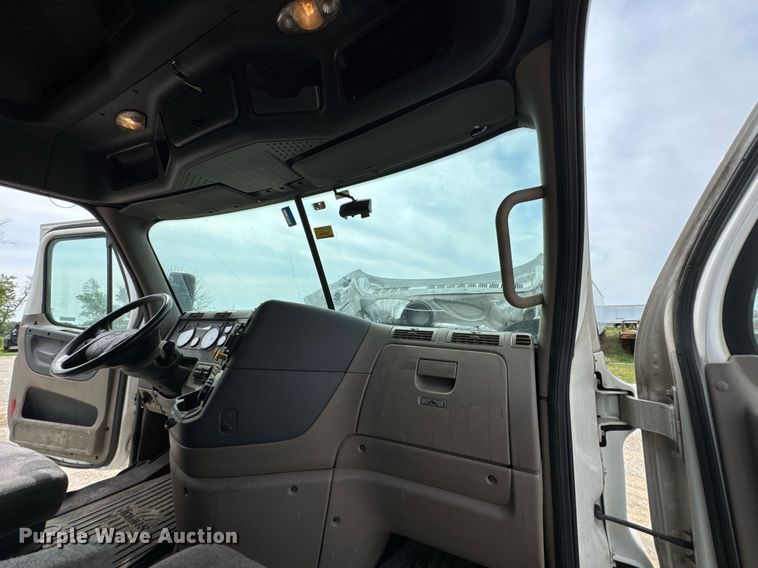 image for item DO0960 2019 Freightliner Cascadia 125 semi truck