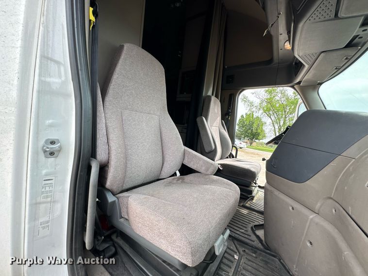 image for item DO0960 2019 Freightliner Cascadia 125 semi truck