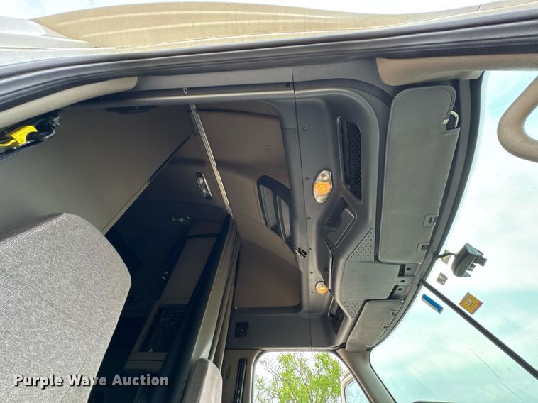 image for item DO0960 2019 Freightliner Cascadia 125 semi truck