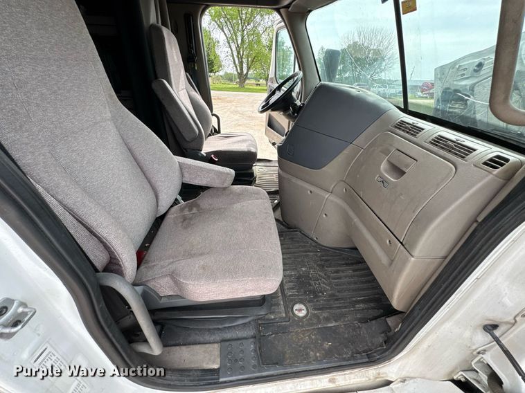 image for item DO0960 2019 Freightliner Cascadia 125 semi truck