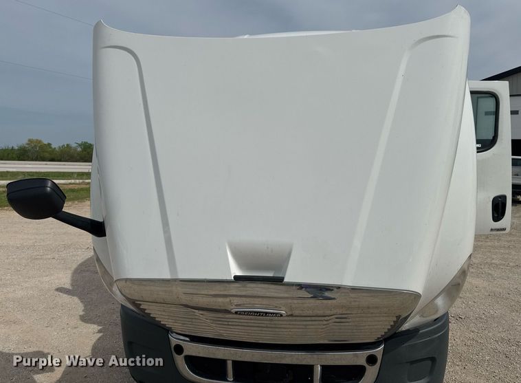 image for item DO0960 2019 Freightliner Cascadia 125 semi truck