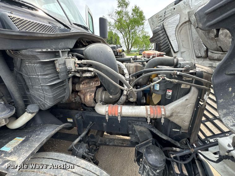 image for item DO0960 2019 Freightliner Cascadia 125 semi truck