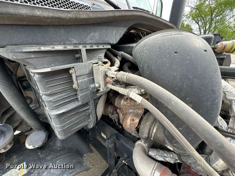 image for item DO0960 2019 Freightliner Cascadia 125 semi truck