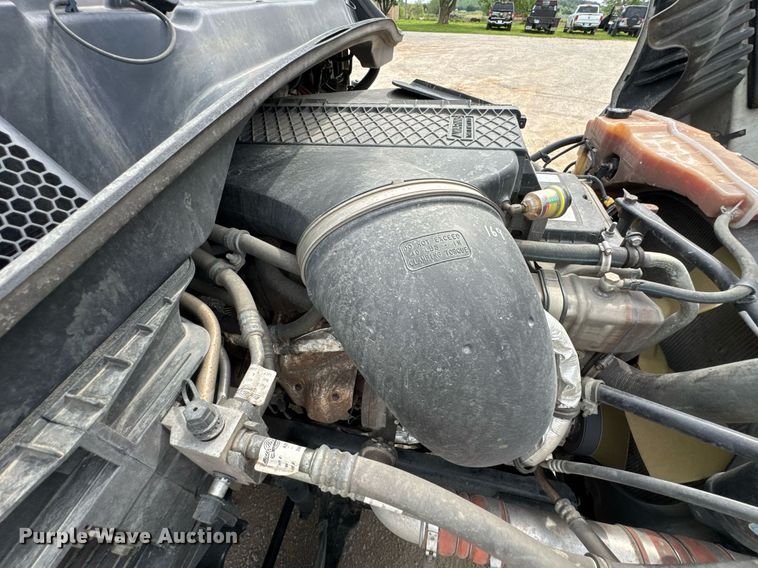 image for item DO0960 2019 Freightliner Cascadia 125 semi truck