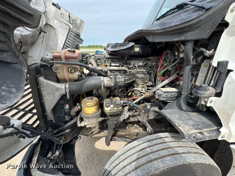 image for item DO0960 2019 Freightliner Cascadia 125 semi truck