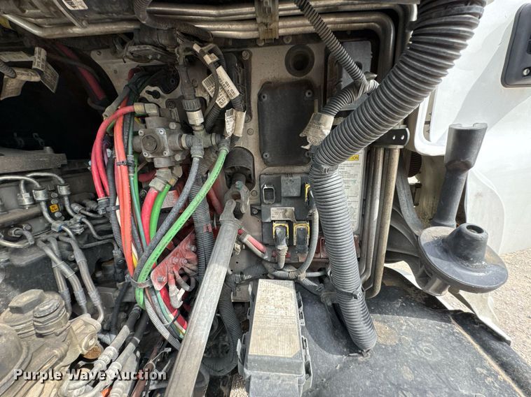 image for item DO0960 2019 Freightliner Cascadia 125 semi truck