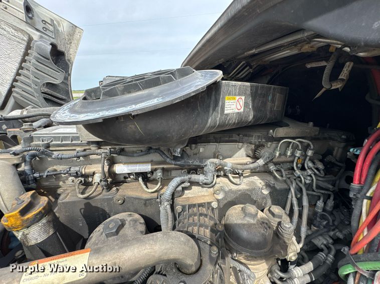 image for item DO0960 2019 Freightliner Cascadia 125 semi truck