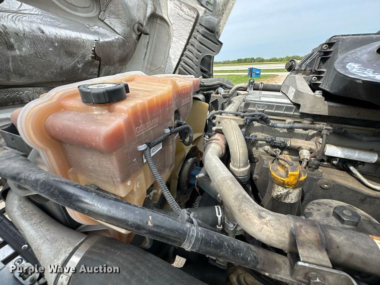 image for item DO0960 2019 Freightliner Cascadia 125 semi truck