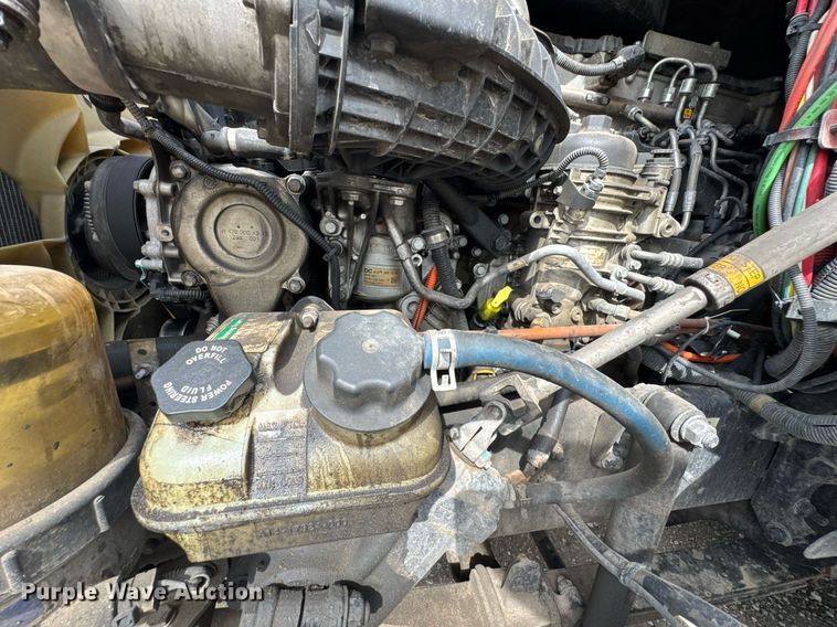 image for item DO0960 2019 Freightliner Cascadia 125 semi truck