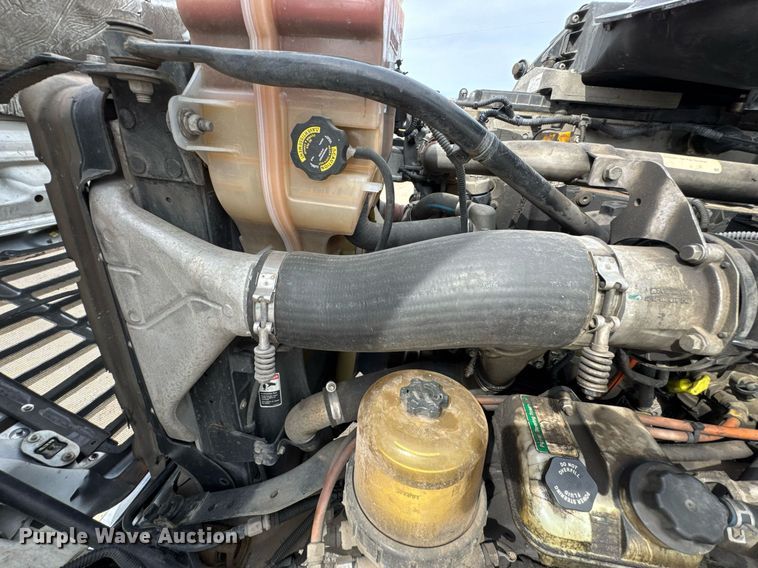 image for item DO0960 2019 Freightliner Cascadia 125 semi truck