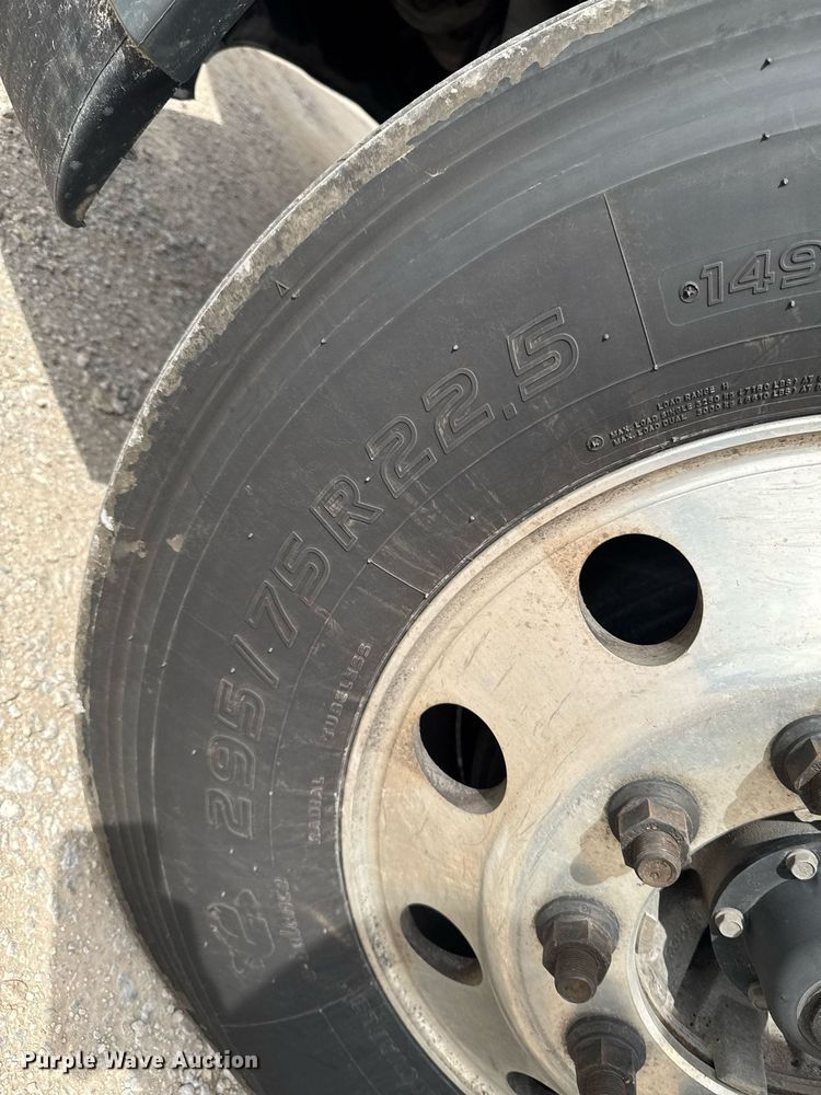 image for item DO0960 2019 Freightliner Cascadia 125 semi truck