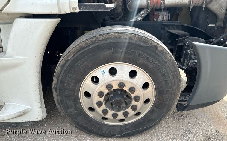 image for item DO0960 2019 Freightliner Cascadia 125 semi truck