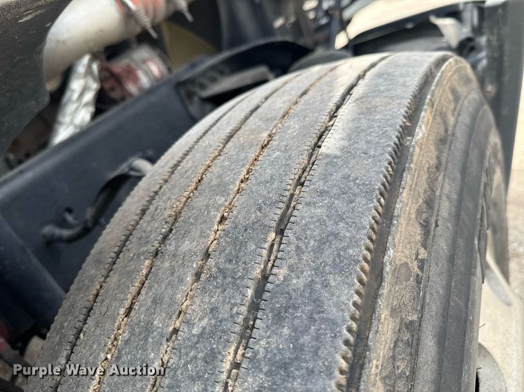 image for item DO0960 2019 Freightliner Cascadia 125 semi truck