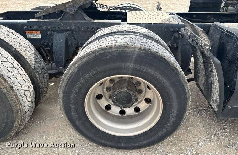 image for item DO0960 2019 Freightliner Cascadia 125 semi truck