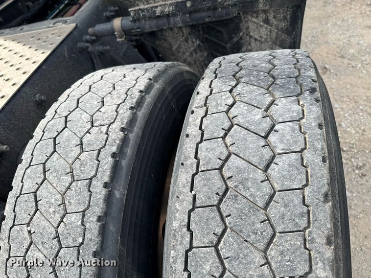 image for item DO0960 2019 Freightliner Cascadia 125 semi truck