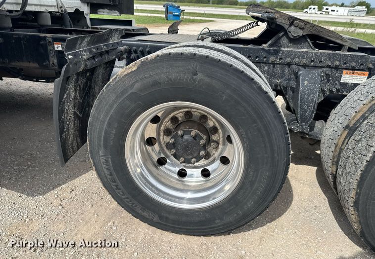 image for item DO0960 2019 Freightliner Cascadia 125 semi truck