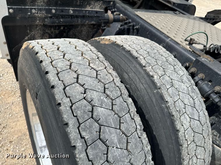 image for item DO0960 2019 Freightliner Cascadia 125 semi truck