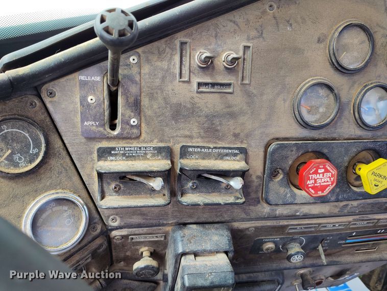 image for item DP4931 1986 Freightliner Conventional semi truck