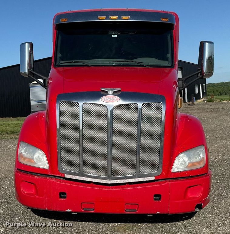 image for item DS4317 2016 Peterbilt 579 semi truck