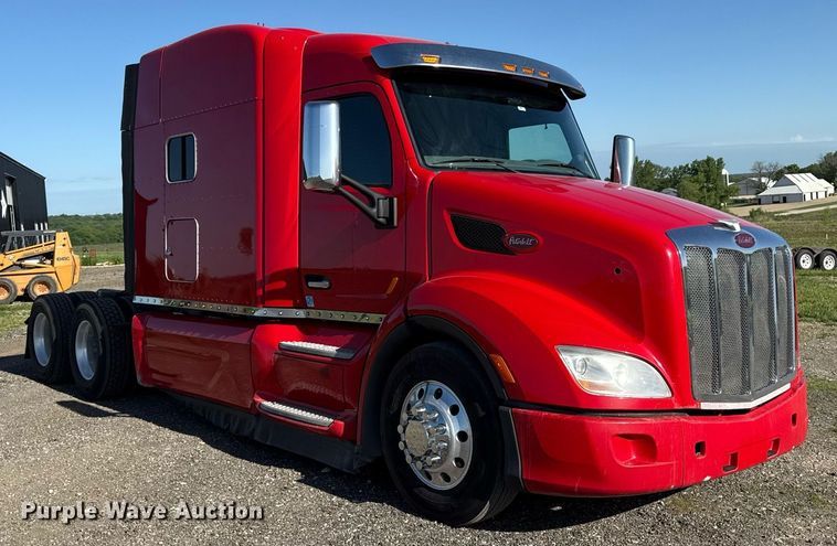 image for item DS4317 2016 Peterbilt 579 semi truck
