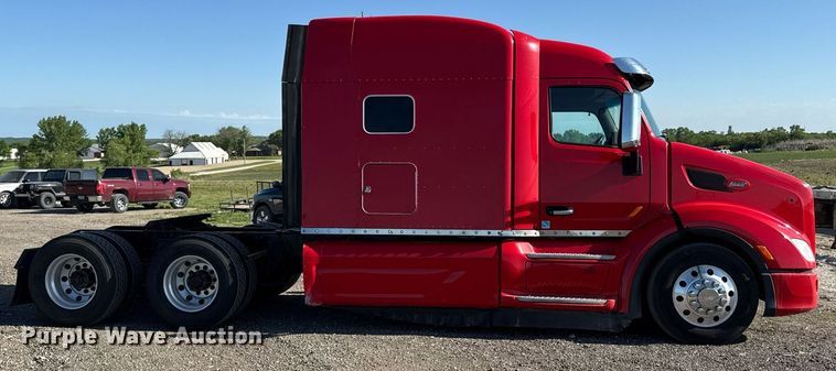 image for item DS4317 2016 Peterbilt 579 semi truck