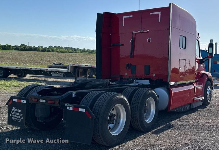 image for item DS4317 2016 Peterbilt 579 semi truck