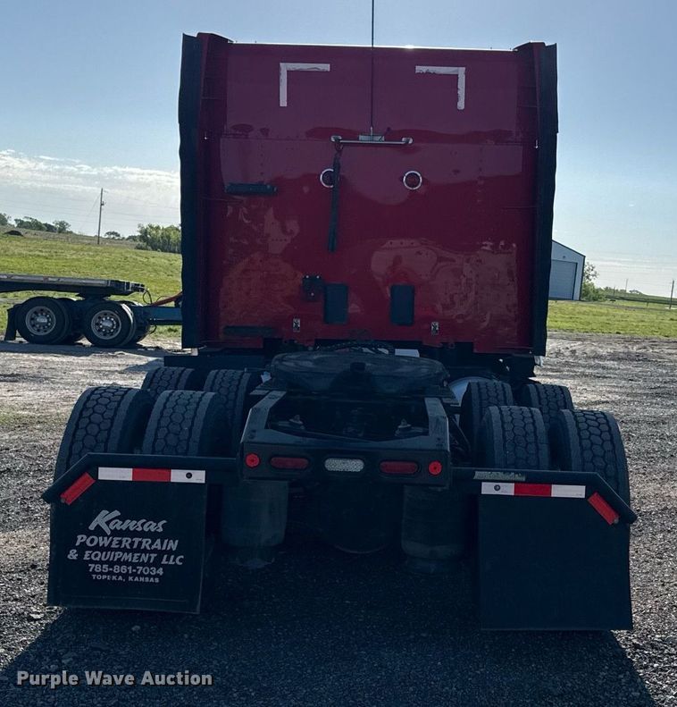 image for item DS4317 2016 Peterbilt 579 semi truck