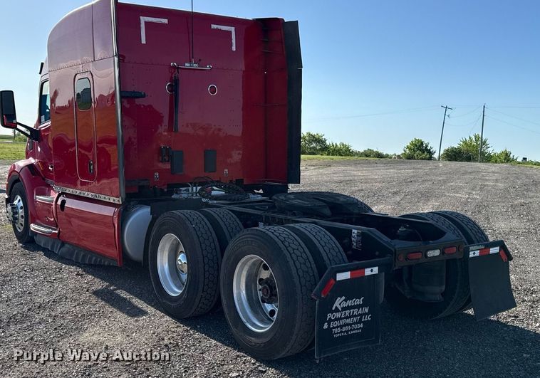 image for item DS4317 2016 Peterbilt 579 semi truck