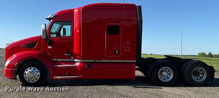 image for item DS4317 2016 Peterbilt 579 semi truck