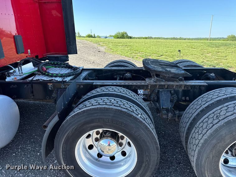 image for item DS4317 2016 Peterbilt 579 semi truck