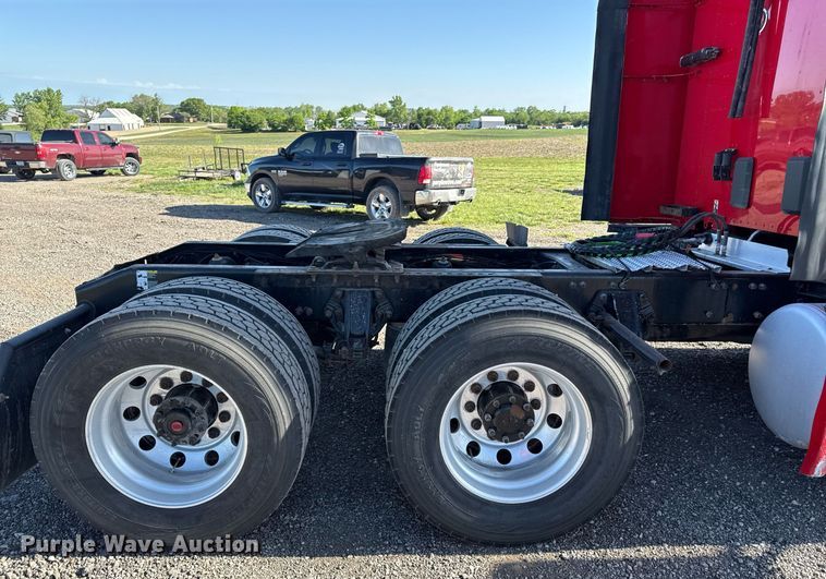 image for item DS4317 2016 Peterbilt 579 semi truck