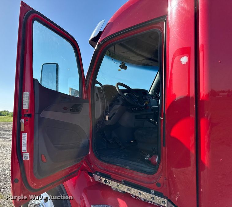 image for item DS4317 2016 Peterbilt 579 semi truck