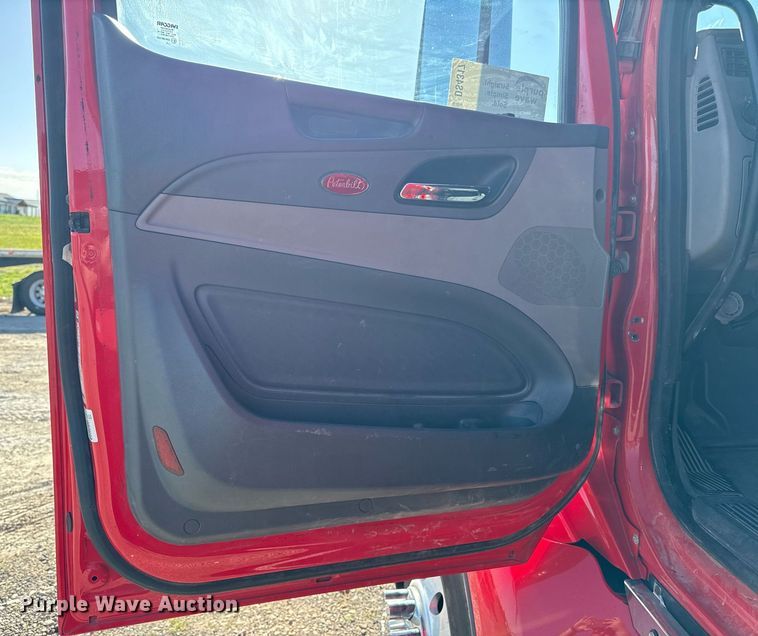 image for item DS4317 2016 Peterbilt 579 semi truck