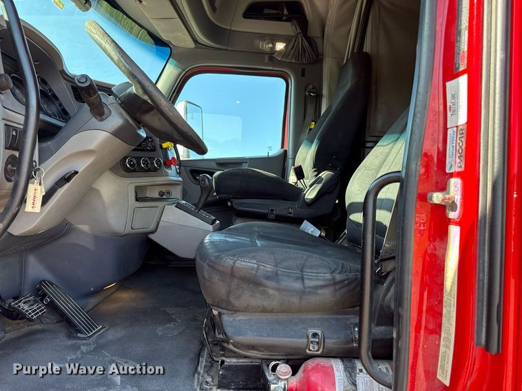 image for item DS4317 2016 Peterbilt 579 semi truck